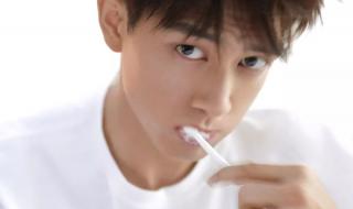 时尚芭莎李现旁边坐的是谁 李现时尚芭莎电子刊